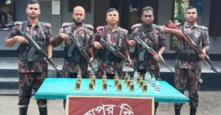 ঝিনাইদহ সীমান্তে বিজিবির অভিযানে ২৫ বোতল ভারতীয় মদ উদ্ধার